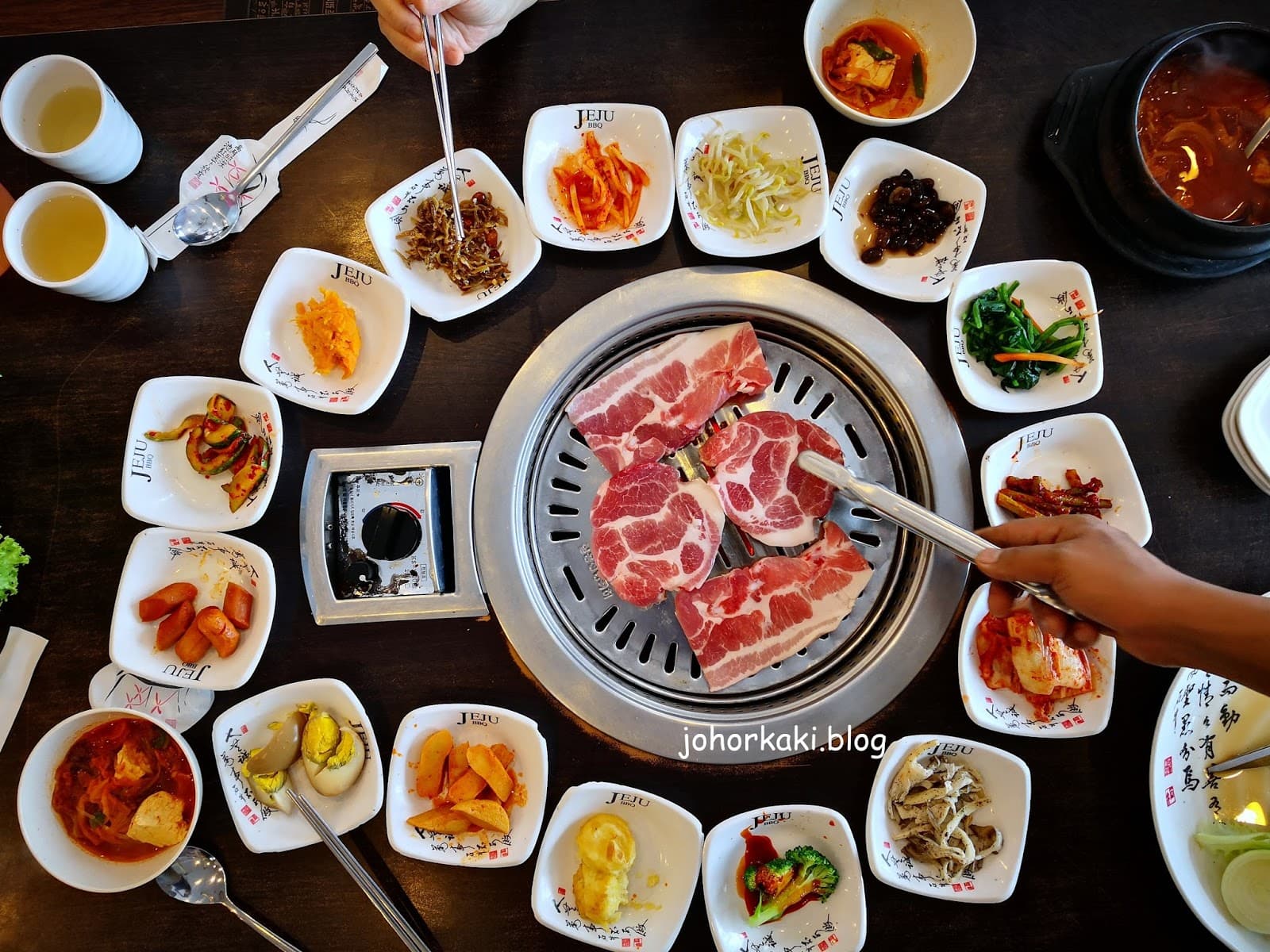 Guests dining at Jeju